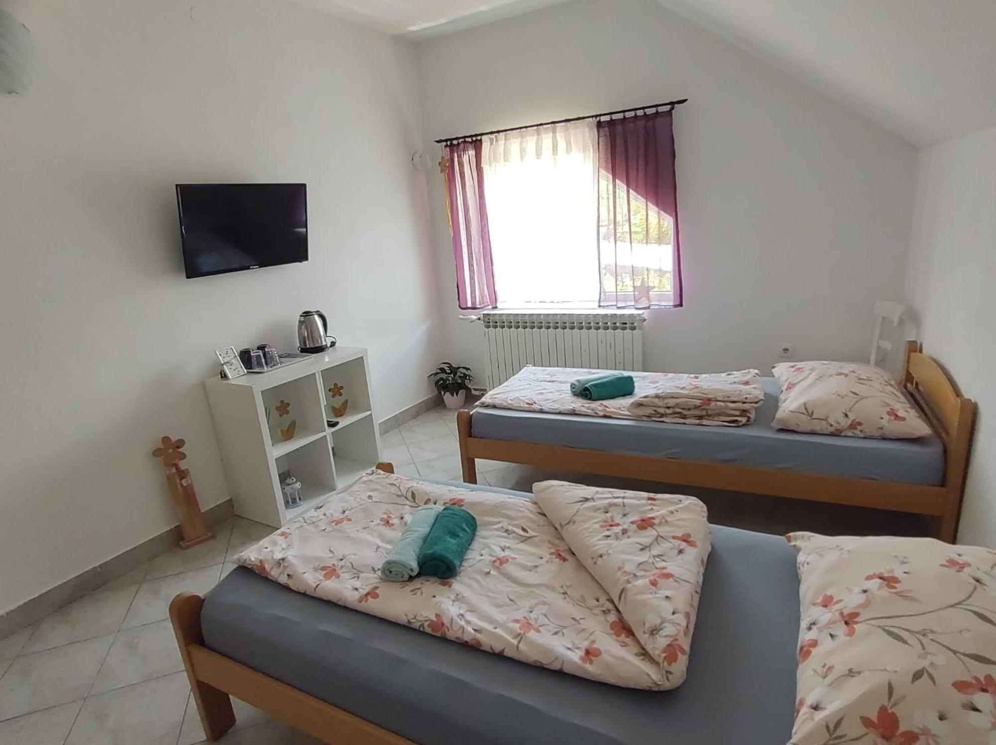 Apartment Ada Bed & Breakfast Gracac  Room photo